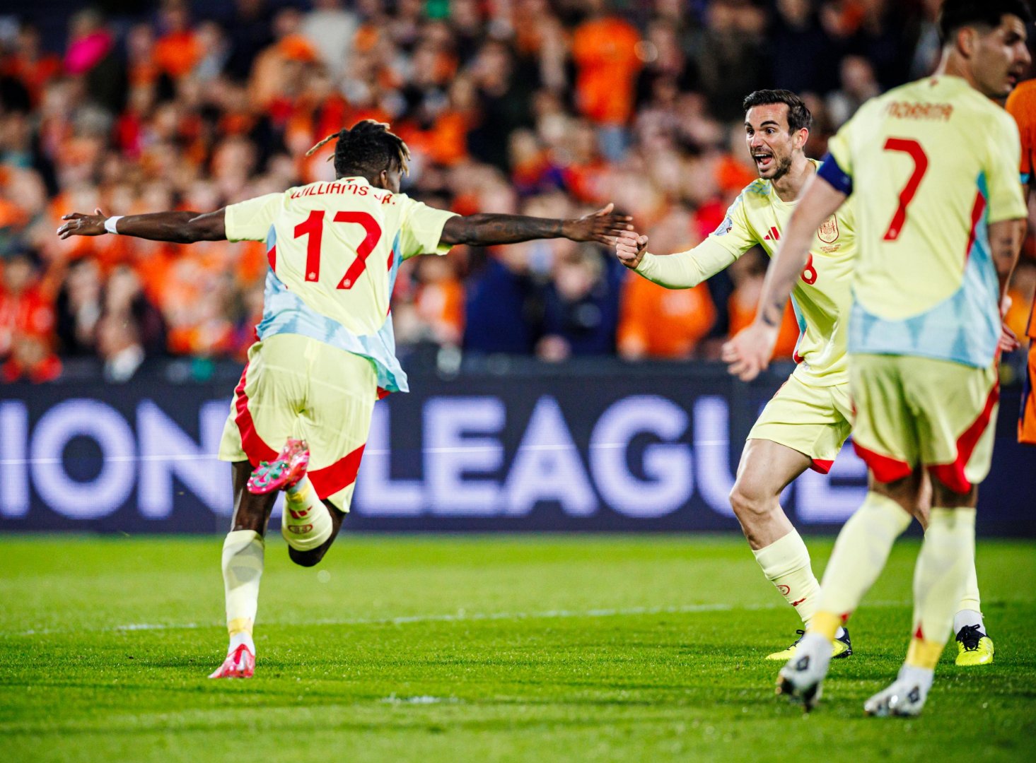 开云体育中国-英格兰队员庆祝欧国联比赛胜利，掌声雷动