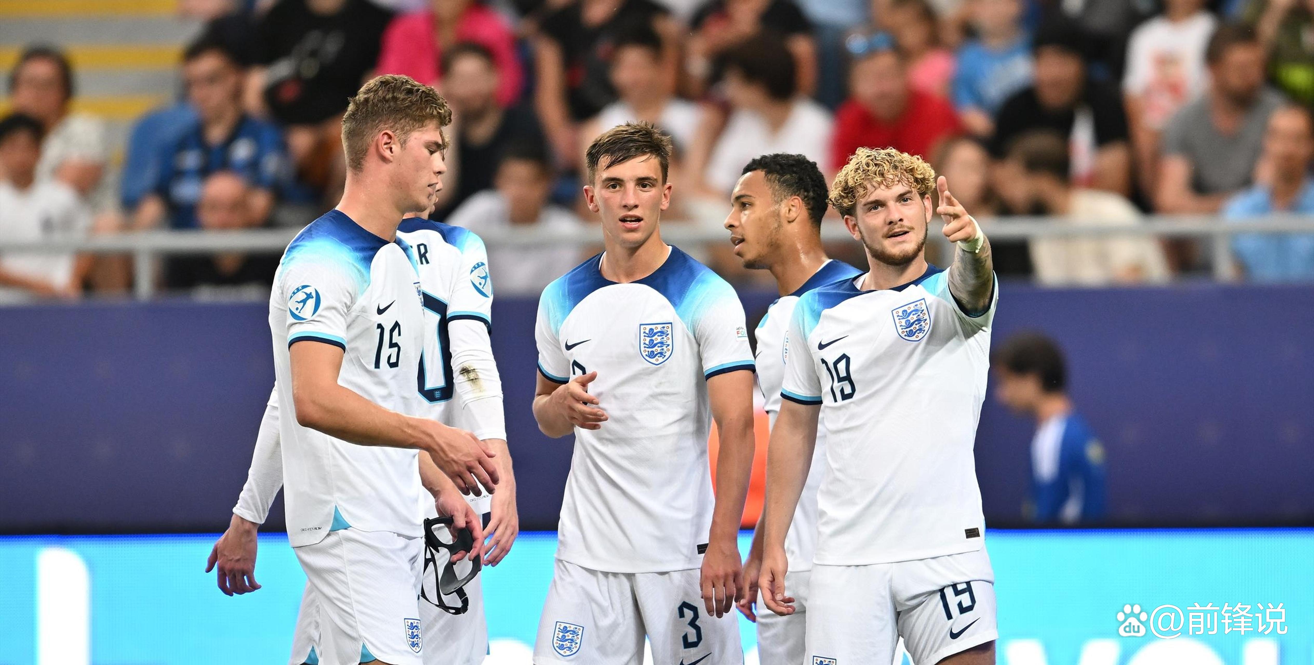 英格兰队员庆祝欧国联比赛胜利,掌声雷动 英格兰队员庆祝欧国联比赛胜利,掌声雷动