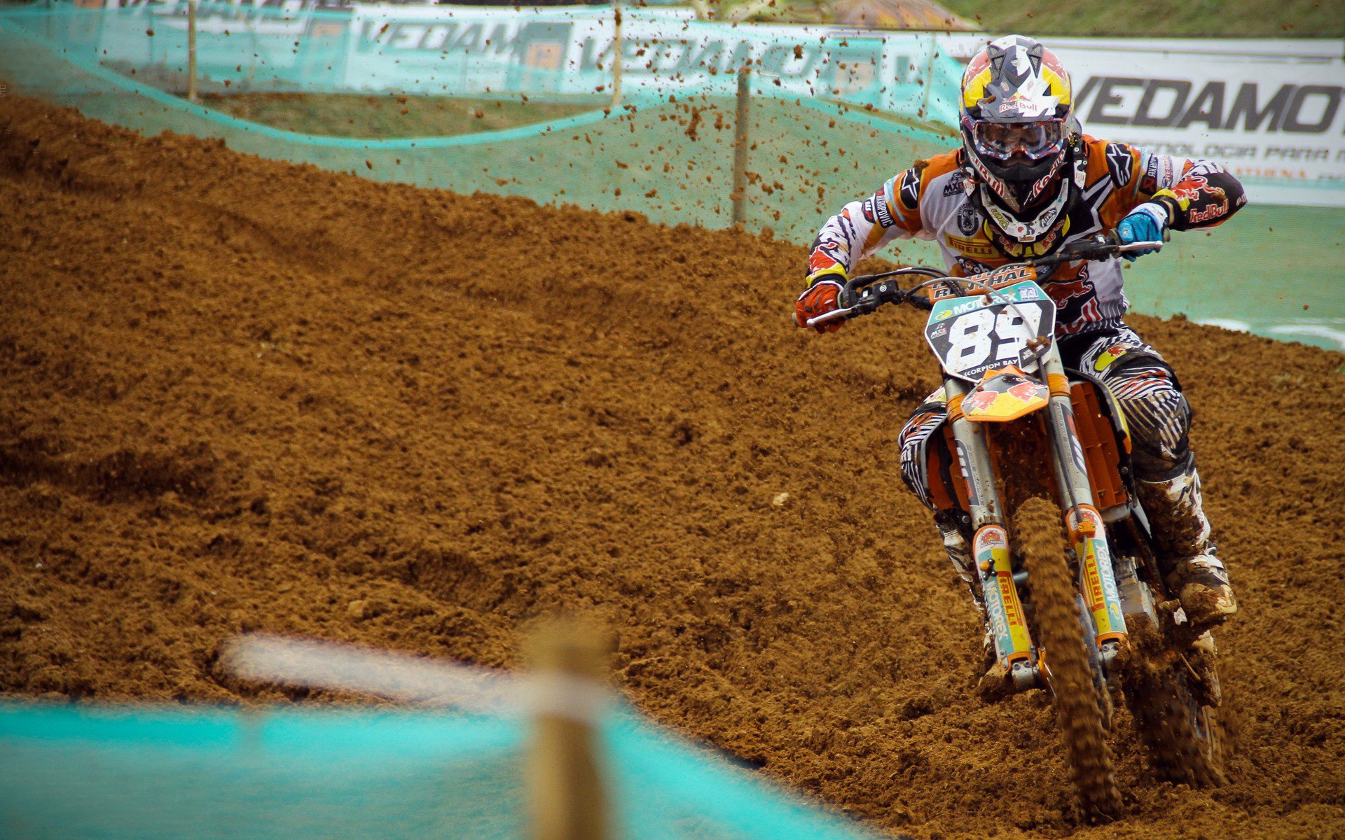 亚洲铁闸绞杀非洲黑马！富安健洋隐形枷锁，芬兰险胜背后的防守美学