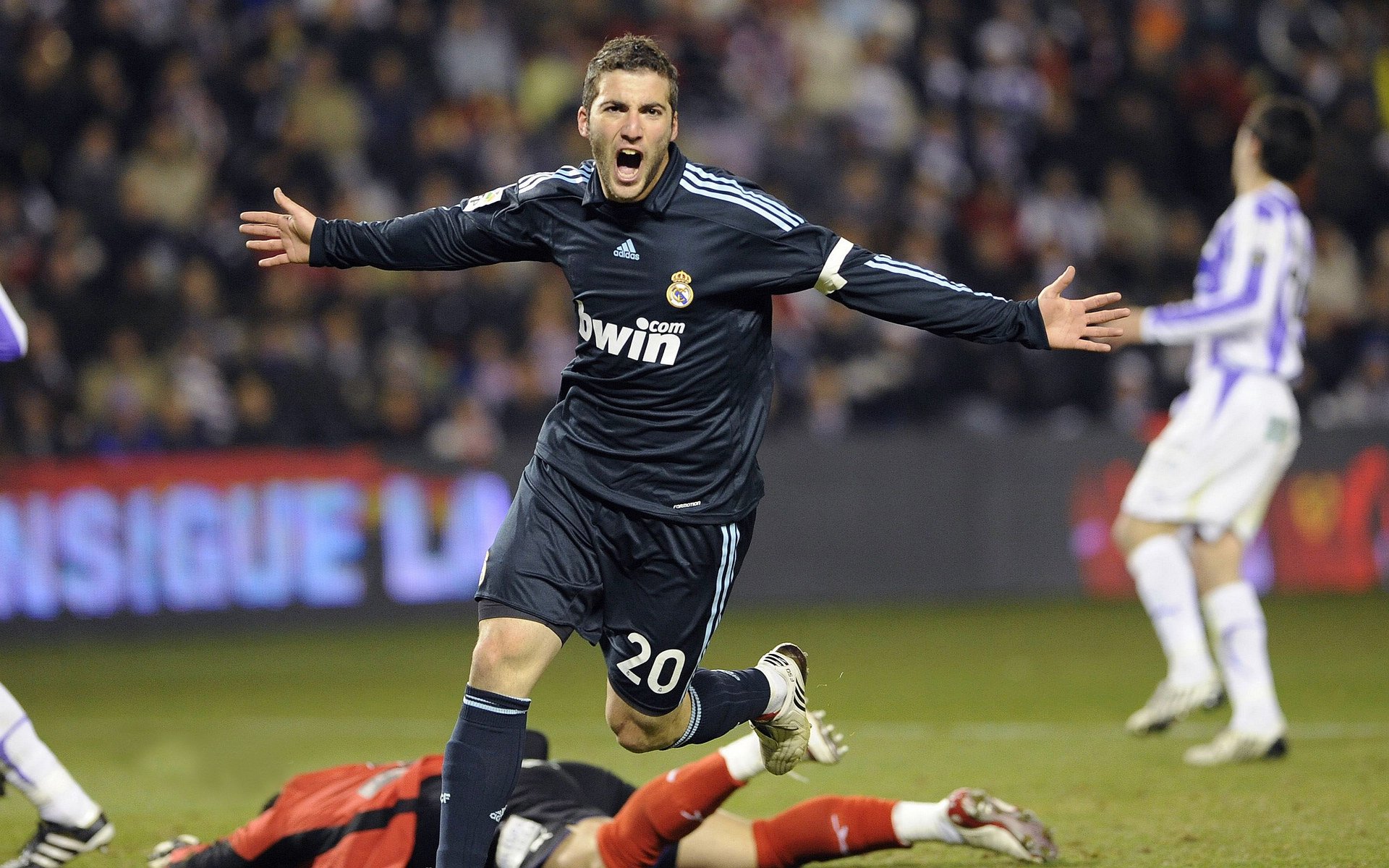 教科书级的铁血防守!特奥一夫当关,马德里竞技碾过苏格兰巨人挺进欧冠八强